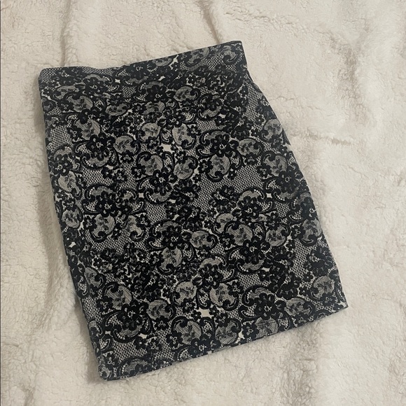 ✨ 3 for $20 Bundle Deal ✨ Charlotte Russe Black and Gray Floral Pencil Skirt - Picture 4 of 5